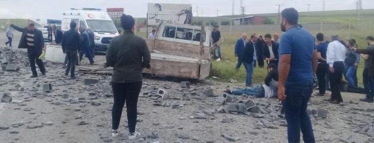 Briket yüklü kamyonet kaza yaptı: biri ağır 2 yaralı