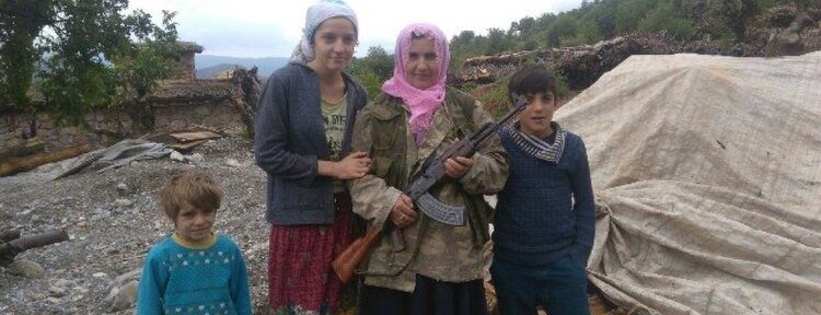 Şehit eşinin silahını devraldı
