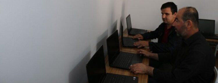 Aksoy, sesli kütüphaneye 10 bilgisayar hibe etti