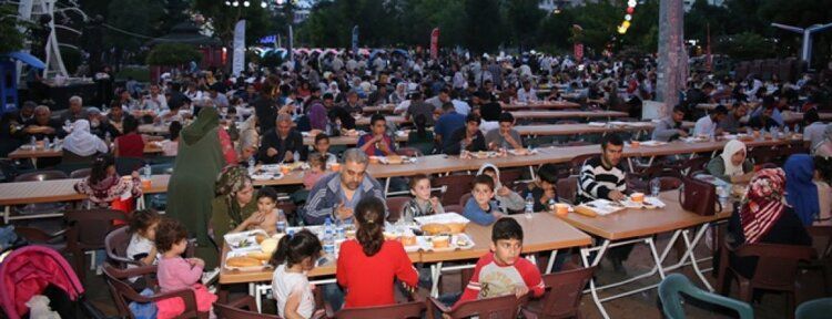 Belediye iftar programına yoğun ilgi