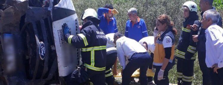 İtfaiye ekipleri araçta sıkışan 3 yaralıyı kurtardı