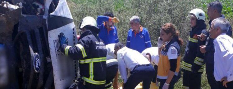 İtfaiye ekipleri araçta sıkışan 3 yaralıyı kurtardı