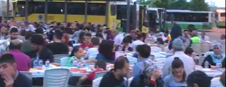 Hasta yakınlarına ve eve gidemeyenlere iftar yemeği
