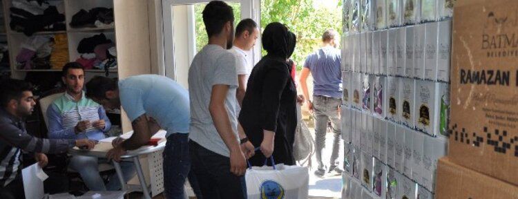 Belediyeden dar gelirli ailelere ramazan kolisi