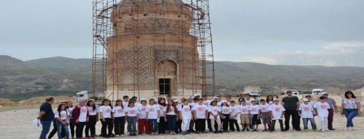 İzmirli öğrenciler tarihi ve turistik yerleri gezdiler