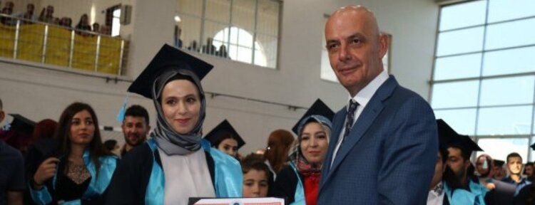 Aksoy, üniversitelilerin mezuniyet törenindeydi