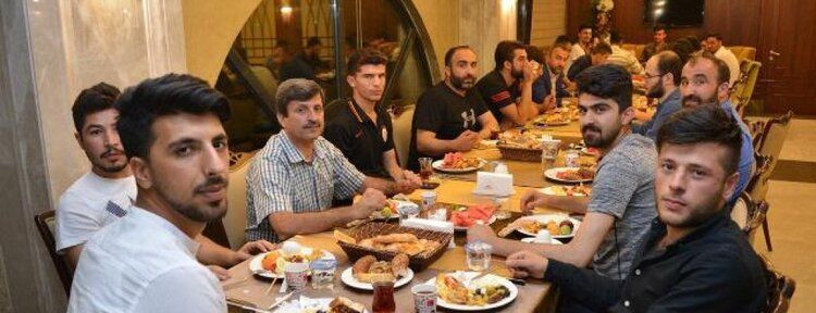 Çiğköfteciler sahurda buluştu