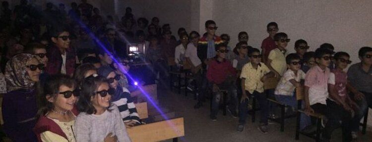 Köy çocukları 3 boyutlu sinema ile buluşuyor