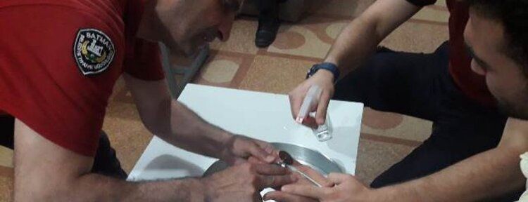 İtfaiye ekiplerinden yüzük operasyonu