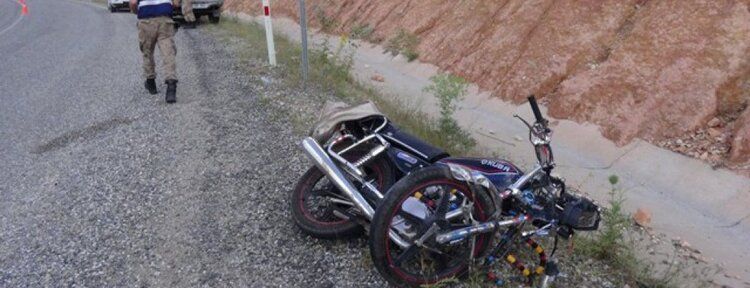 Motosiklet ile otomobil çarpıştı: 1 ölü