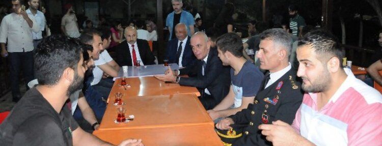 Protokol üyeleri üniversiteli öğrencilerle iftar açtı