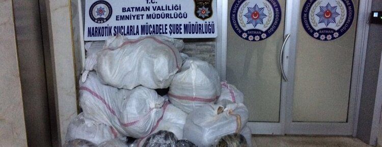 Kaçan araçta 265 kilo esrar ele geçirildi