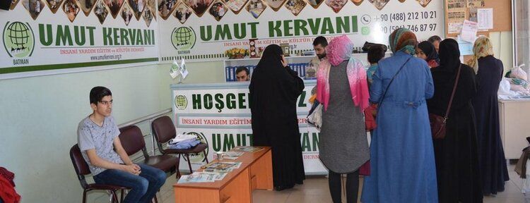 Umut Kervanından yüzlerce aileye giyim yardımı