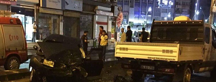 Kontrolden çıkan otomobil kamyonete çarptı