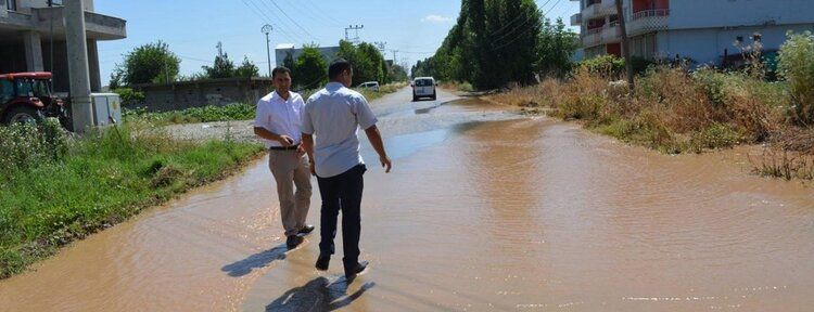 Sulama kanalından taşan su beldeyi bastı
