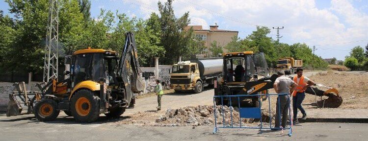 Belediye ekiplerinden harıl harıl asfalt serimi