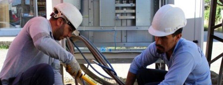 Eski elektrik hatları yenileniyor