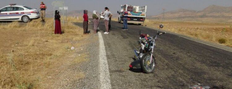 Kamyonet ile motosiklet çarpıştı: 2 yaral