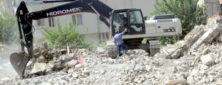 84 yıllık okul yıkıldı, yerine daha modern okul yapılaca