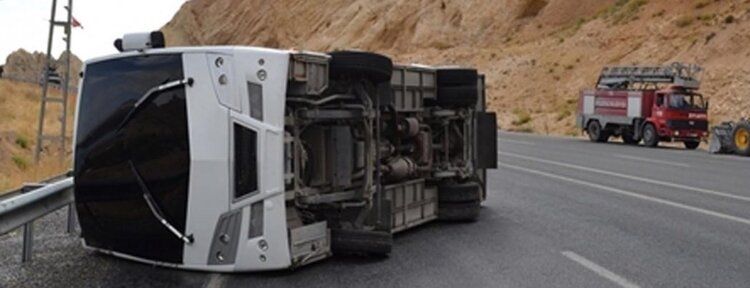 Polis aracı devrildi: 6 yaralı