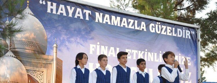 Namazı öğrenen binlerce çocuk için program yapıldı