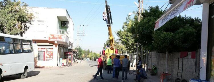 İşçinin vinç halatına bağlanarak çalışması korkuttu