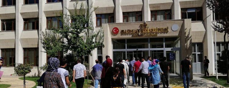 Şehir içi araç sayısı az diye belediyeye yürüdüler