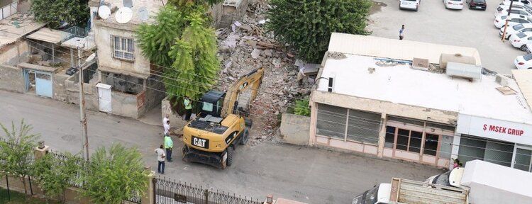 Yeni otopark ve yeşil alanlar için, yıkıma başlandı