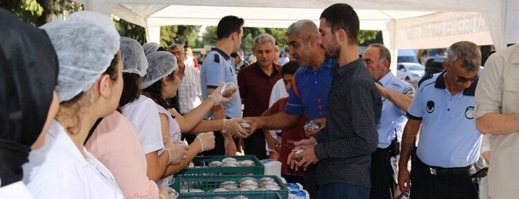 Belediye 2.500 kişiye aşure ikram etti