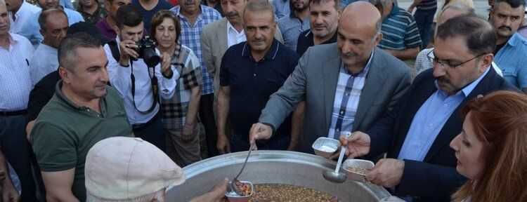 AK Parti Kadın Kolları aşure dağıttı