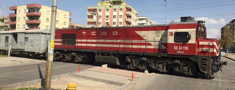 Batman'da araç trene çarptı