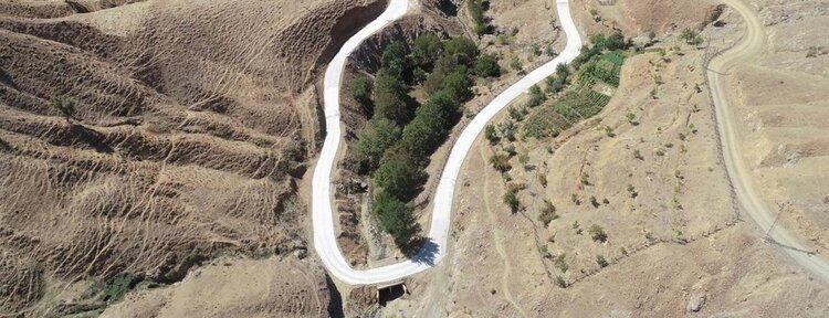 Sason’da köy yollarına betonarme yol yapılıyor