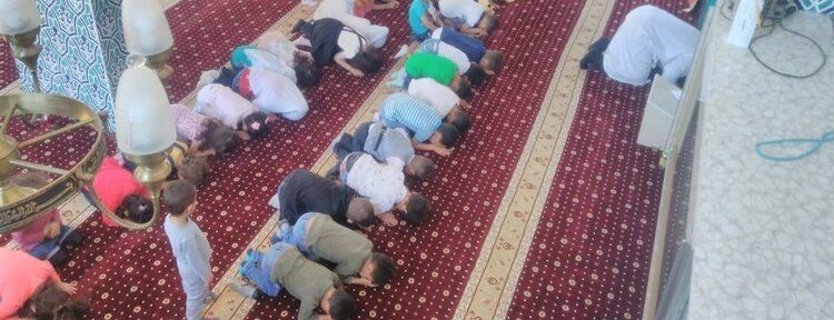 Cami miniklerin sesleri ile yankılandı