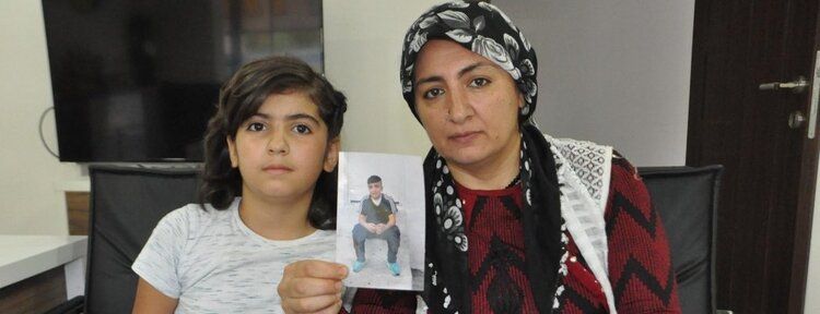 Sokak sokak oğlunu arıyor