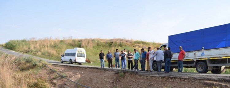 Köylülerden Yolu Kapattı !!
