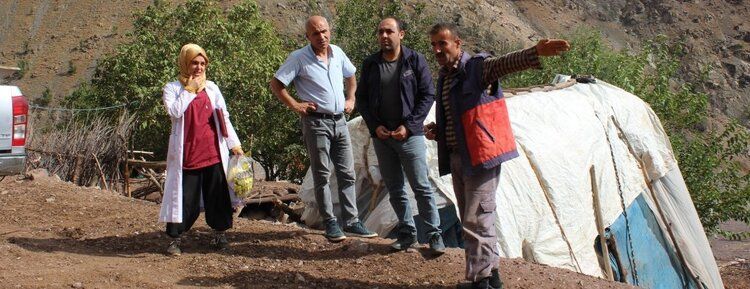 Veteriner, hayvanlar için sarp kayalıkları geçiyor