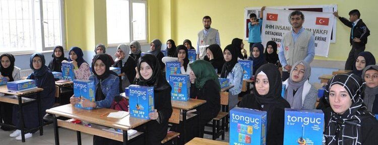 Yetim ve muhtaçlara kitap yardımı