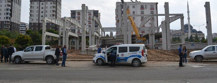 İnşaatta beton bloklar düştü: 2 yaralı
