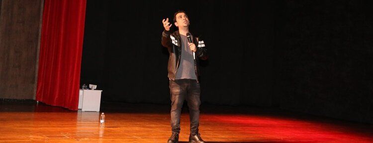 Stand-up gösterisinde salon dolup taştı