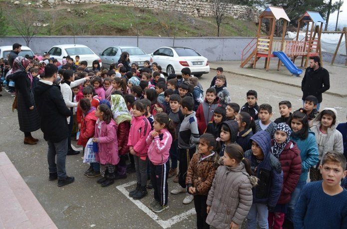 Yüzlerce öğrenciye hediye dağıtıldı