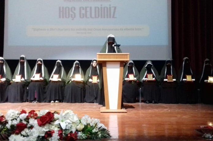 23 Hafize düzenlenen törenle taç giydi