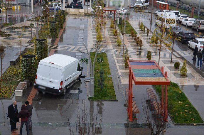 Transit süs havuzuna girdi