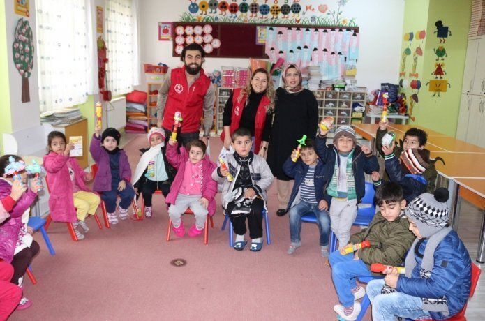Oyuncaklar çocukların yüzünü güldürdü