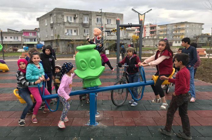 Çocuklar oyun gruplarında doyasıya eğleniyor