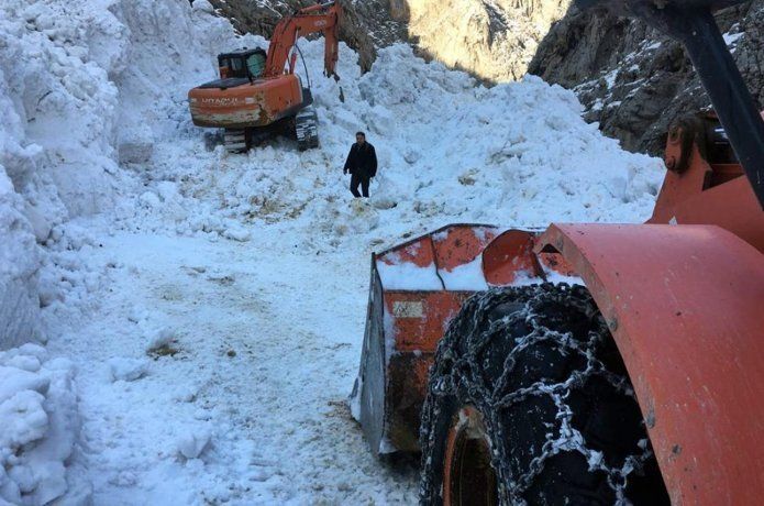 Çığ düşmesi sonucu kapanan yol açıldı