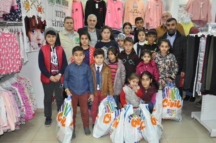 Yetim çocukların giyim ihtiyaçları giderildi
