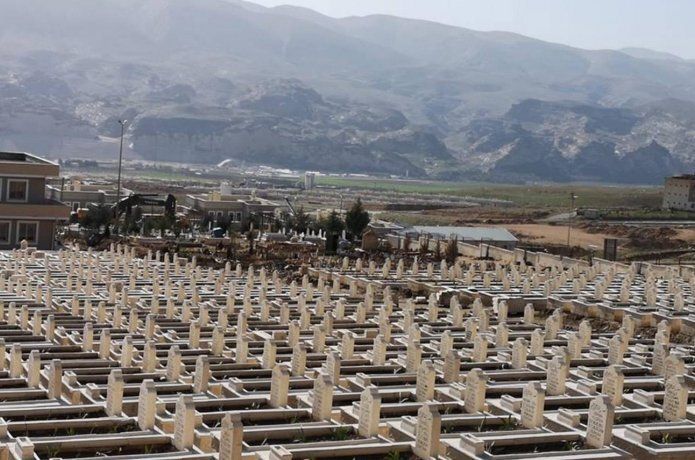 Su altında kalacak yüzlerce mezar taşındı
