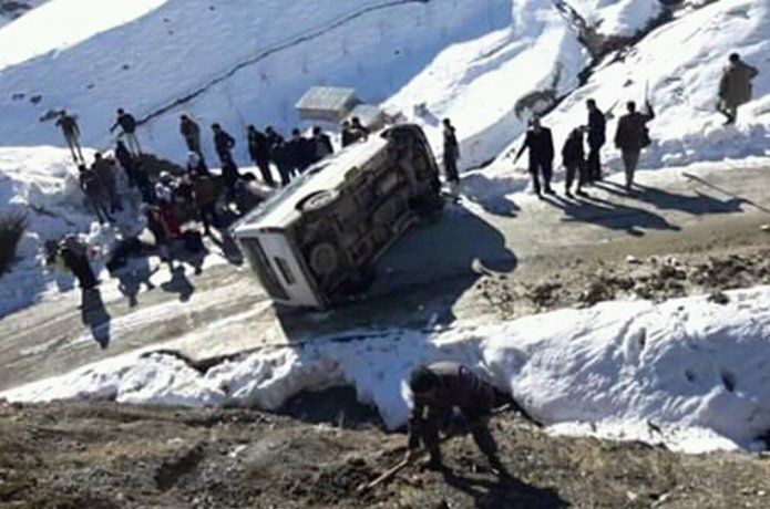 Köy minibüsü devrildi: 5 yaralı