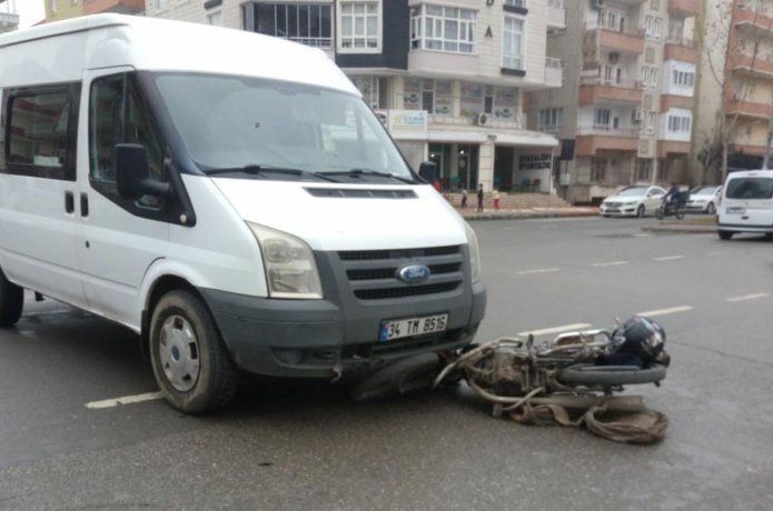 Minibüs motosiklete çarptı: Bir yaralı