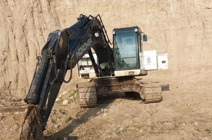 Hırsızlar iş makinasına dadandı